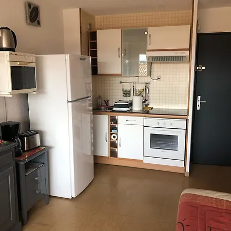 Beachside Apartment: Cozy Retreat With Shared Pool Apartment *